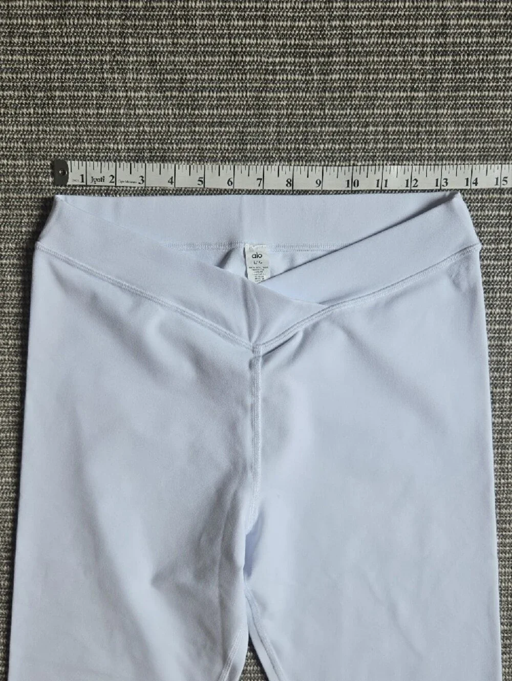 ALO Yoga White V-cut Capri Leggings